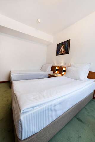 Отель Hotel Duke Romana Бухарест Двухместный номер эконом-класса с 2 отдельными кроватями-7