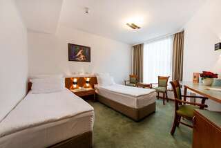 Отель Hotel Duke Romana Бухарест Двухместный номер эконом-класса с 2 отдельными кроватями-11